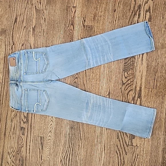 American eagle size 2 regular artist crop Capri light blue small distressed - Picture 3 of 3